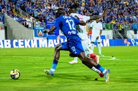 Сангаре е играл с разкъсване на бедрото в първия мач със Сабах