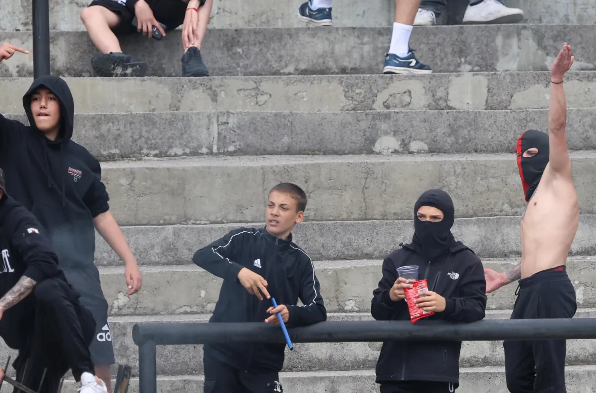 Футболисти и треньори на Славия осъдиха протестите на феновете