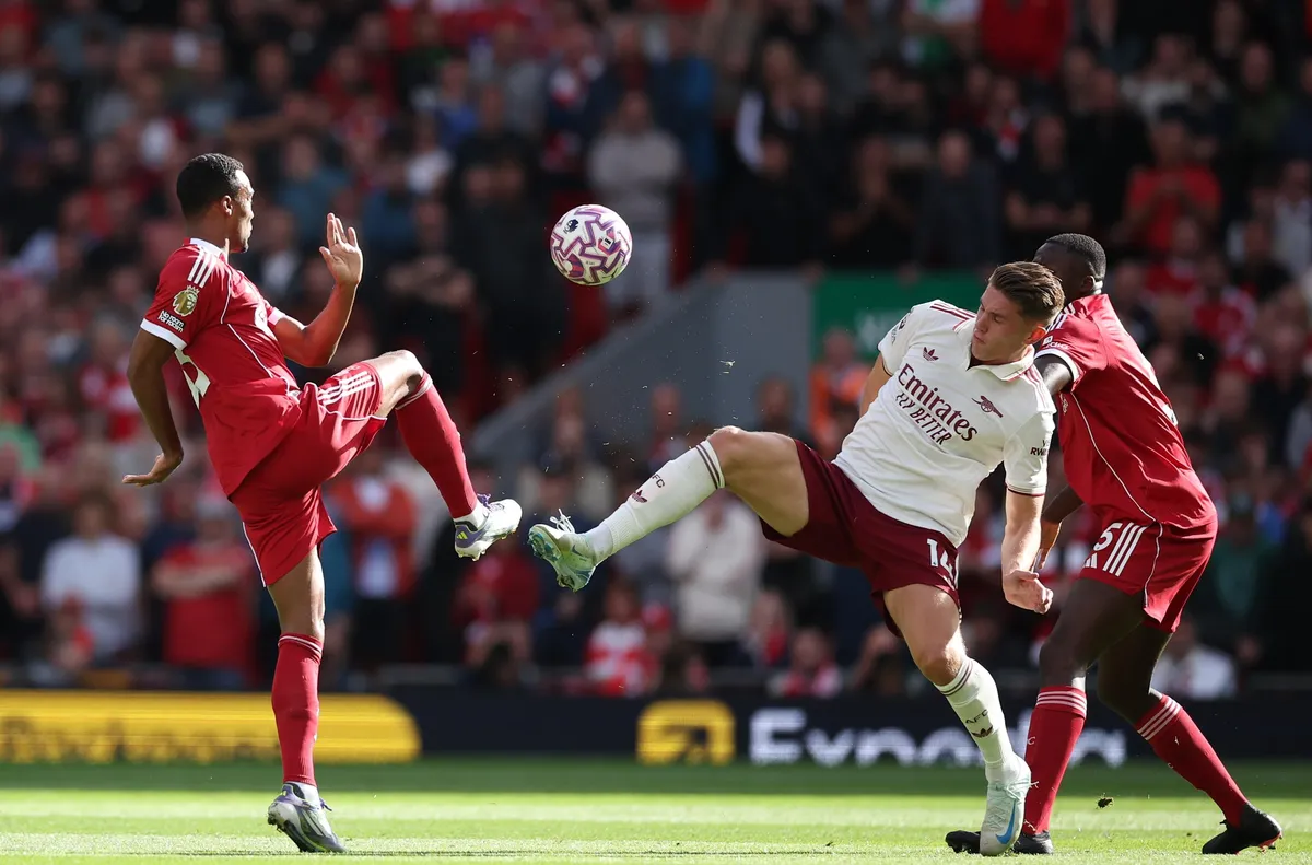 Двата основни фаворита за титлата във Висшата лига в пряк