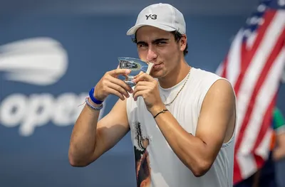 Колко малка е всъщност купата от US Open?
