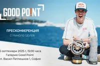 Никола Цолов говори сред свои снимки в галерия Good Point