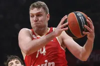 Мощен Везенков поведе Олимпиакос към финала за Суперкупата на Гърция