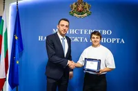 Министър Пешев награди Юлияна Янева за спечеления сребърен медал