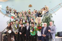 Посрещнаха с лаврови венци волейболистите (ВИДЕО)