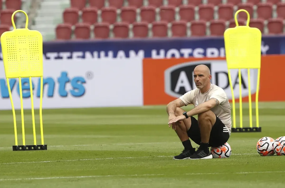 Наставникът на Челси Енцо Мареска се разделя със сините съобщава