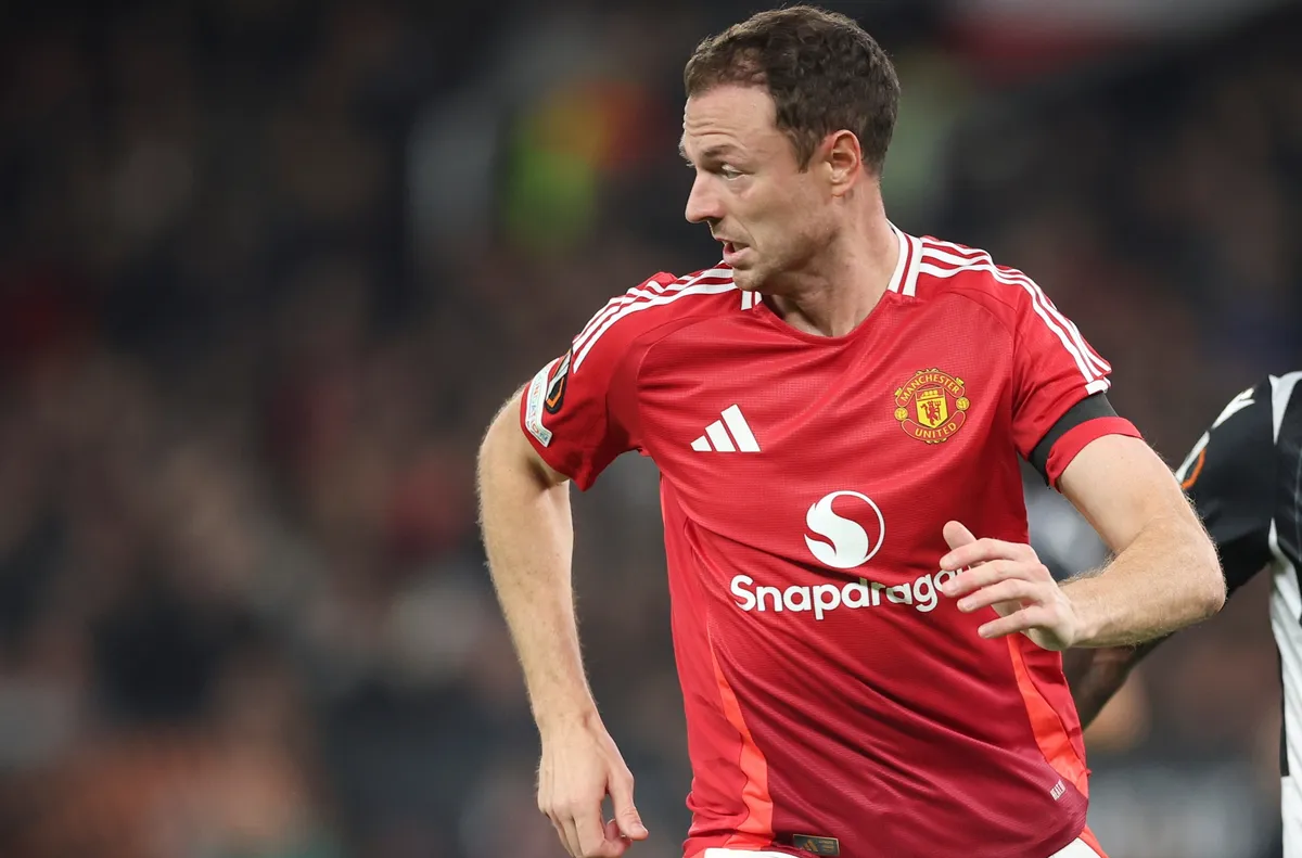 Като асистент на Дарън Флетчър Джони Евънс се завръща като