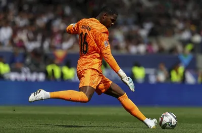 Майк Менян пред нов договор с Милан