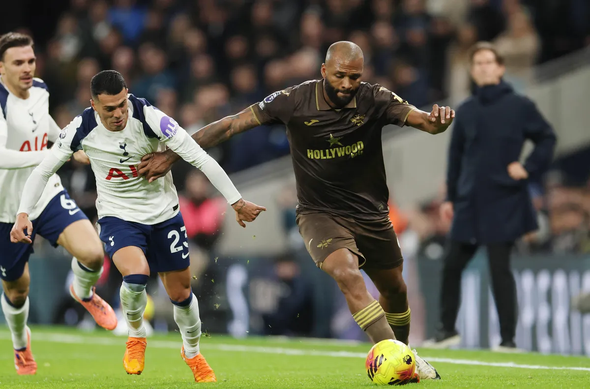 Мениджърът на Брентфорд Кейт Андрюс записа с похвали бившия нападател