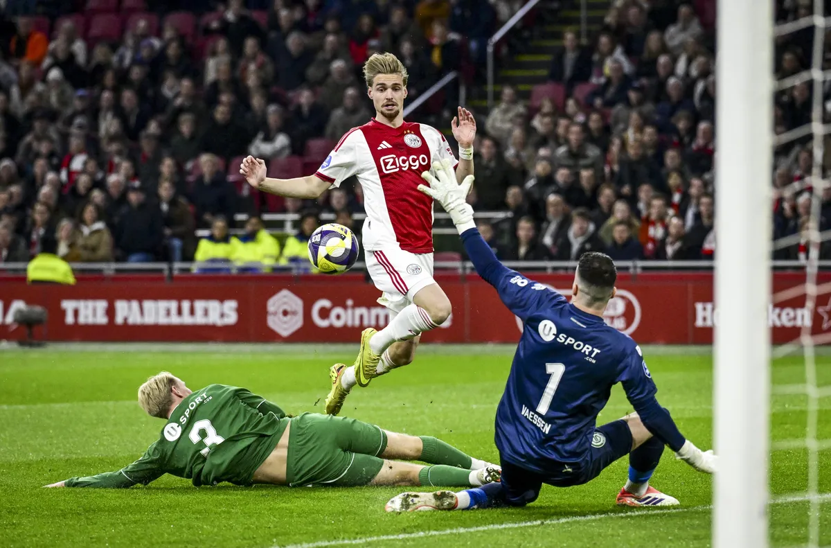 Полузащитникът на Аякс Кенет Тейлър ще се присъедини към Лацио