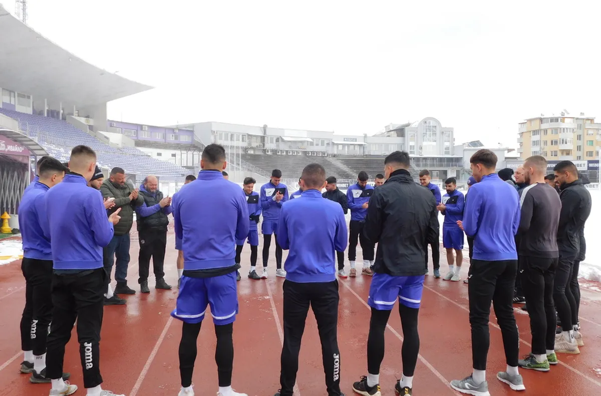 Виолетовите почетоха паметта на Димитър Пенев Етър започна подготовката си