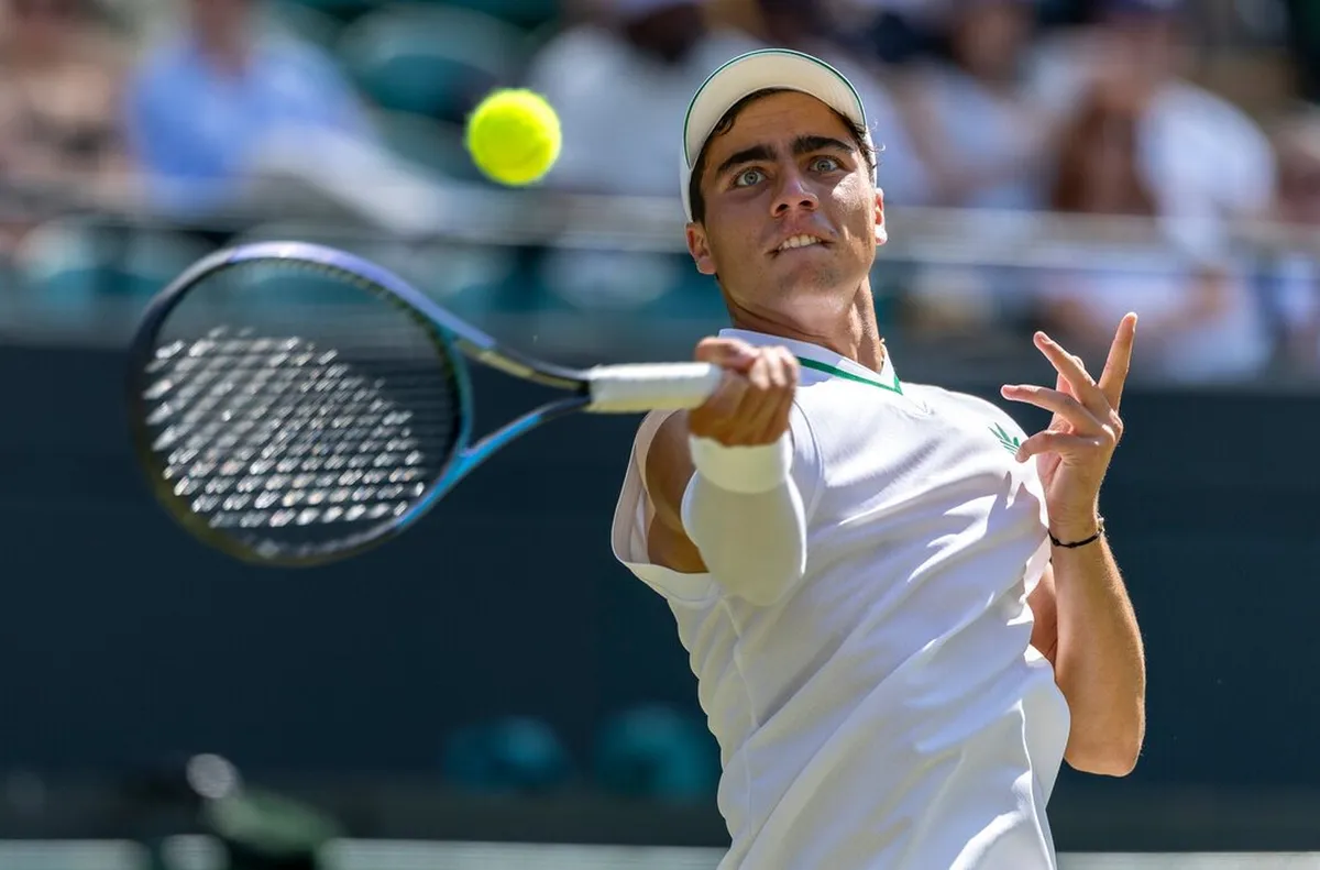 Поставеният под номер 8 българин елиминира белгийския квалификант Беноа Торк