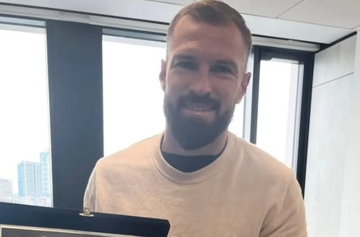 Бразилският вратар се срещна с шефовете на червените Чужденецът с