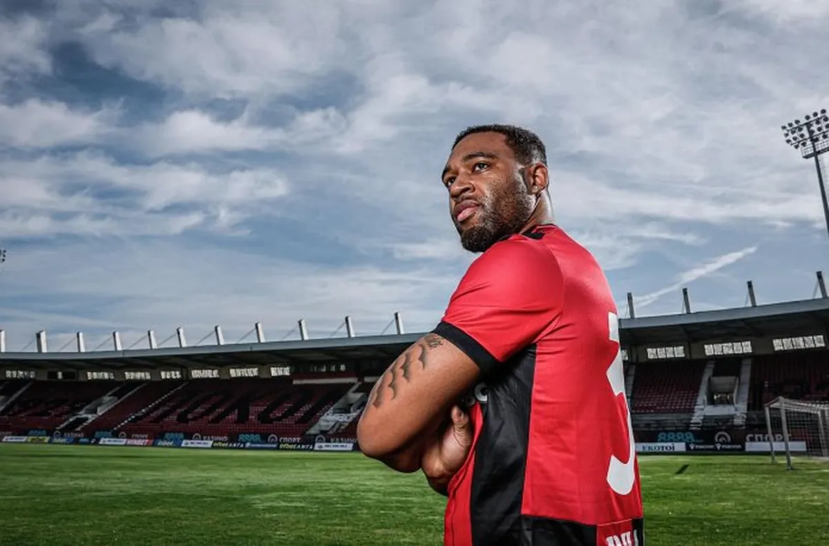 Футболистът на Локомотив София Джордан Ибе е изправен пред много