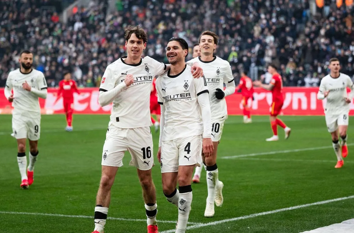 Борусия Мьонхенгладбах спечели домакинството си на Аугсбург от 16 ия