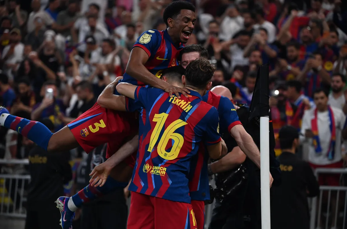 Воденият от Ханзи Флик отбор на Барселона вдигна трофея за Суперкупата