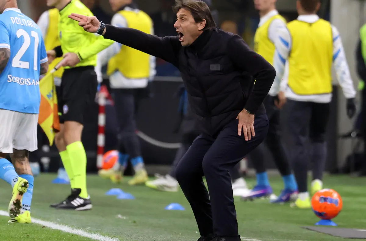 Треньорът на Наполи Антонио Конте бе изгонен с червен картон