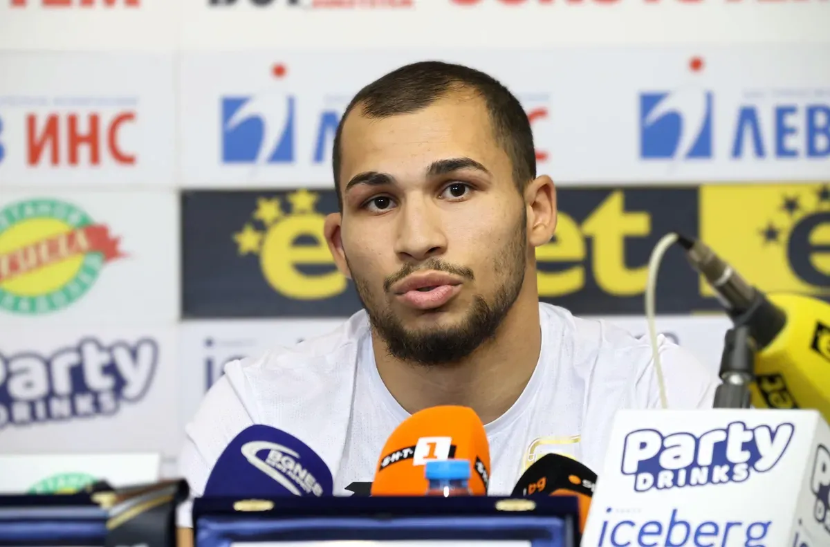 Старши треньорът Жоел Арате и неговият екип ще водят занимания