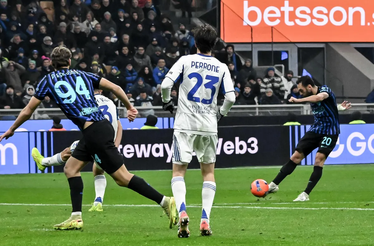 Халфът на Интер Хакан Чалханоолу ще отсъства от терените в