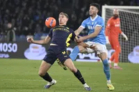 Наполи с нова издънка в битката за титлата