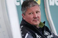 Любо Пенев ще продължи лечението си в България