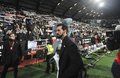 Пике се подиграва на Арбелоа след провала на Реал Мадрид