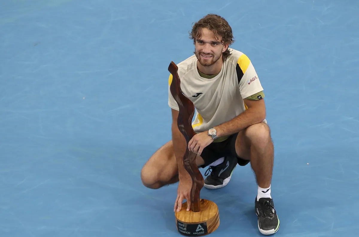 На финала победи Юго Юмбер Томаш Махач от Чехия  който