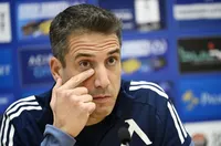 Веласкес увърта за Переа