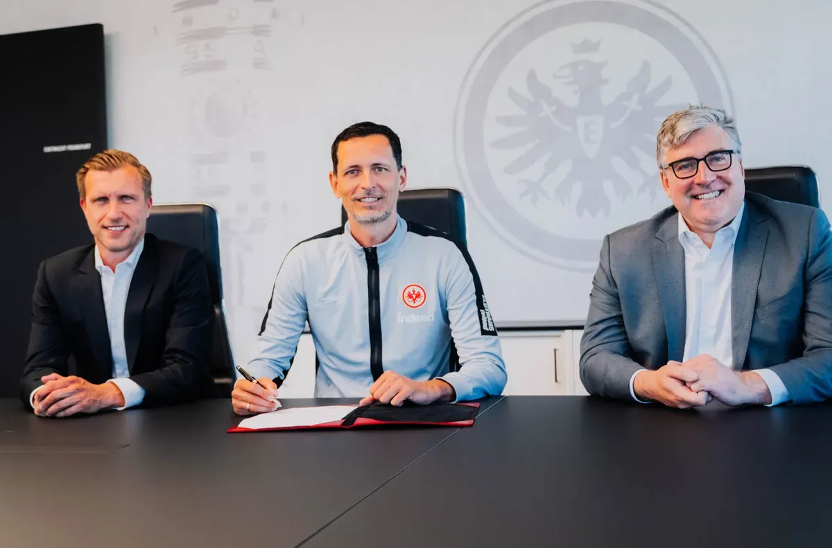 Айнтрахт Франкфурт е уволнил старши треньора Дино Топмьолер съобщават телевизия