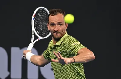 Медведев се сблъска с неприятности за успешен старт в Мелбърн