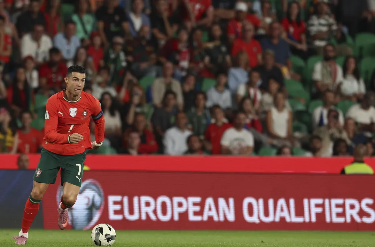 Неизвестен мъж подпали статуя на Кристиано Роналдо в Мадейра Инцидентът