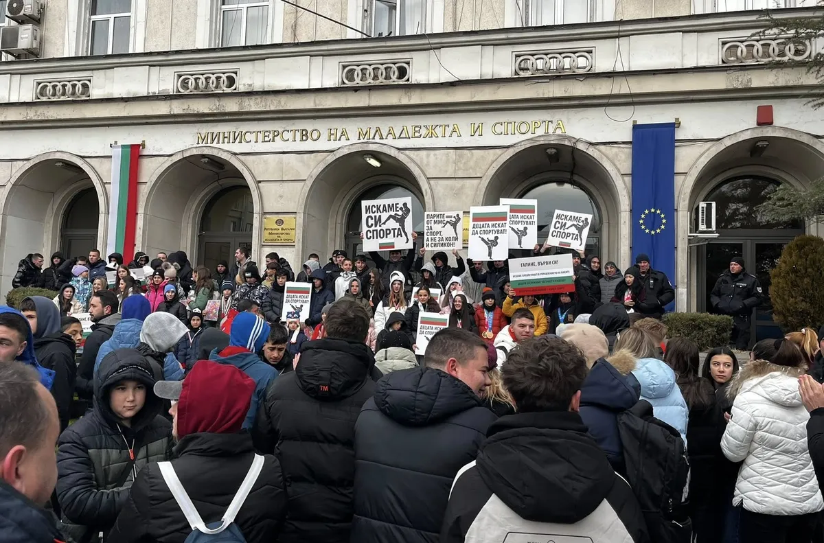 Над 400 деца родители и треньори се събраха пред сградата