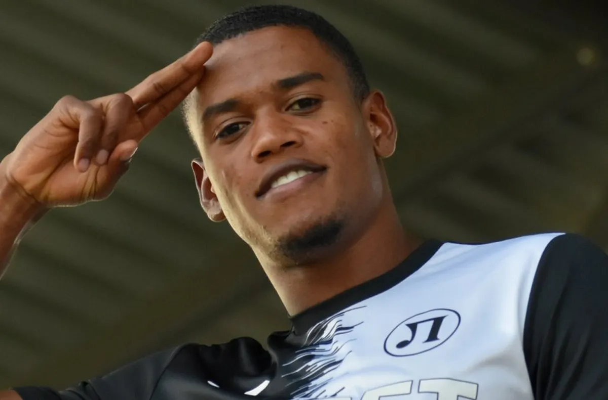 Нападателят на Локо Пд Хуан Переа облича синята фланелка Дългоочакваният