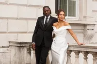 Жена държи на земята ас на Арсенал