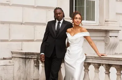 Жена държи на земята ас на Арсенал