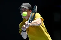 СРАМ НА Australian Open: Прекъснаха мачовете заради проблеми на Яник Синер
