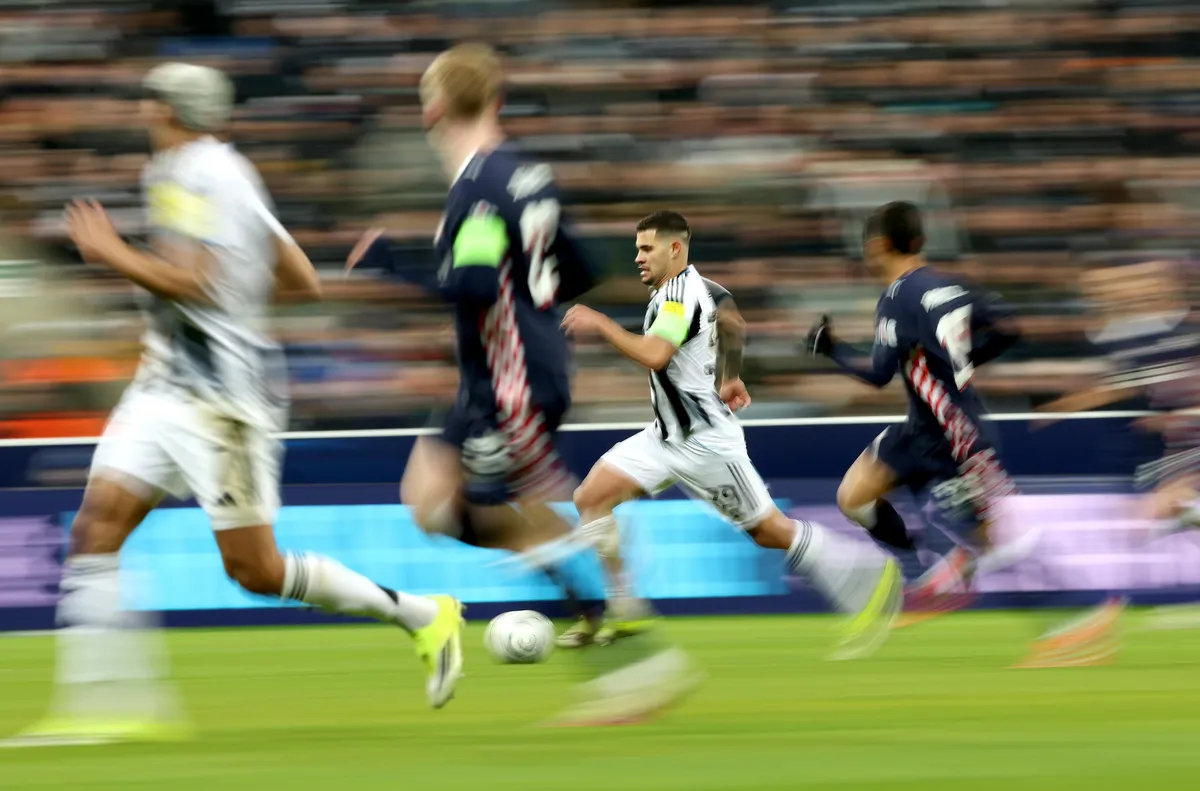 Мениджърът на Нюкасъл Еди Хау е поставил резервите от халфовата