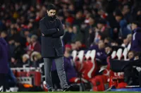 Джон Тери празнува с вино загубата на Арсенал