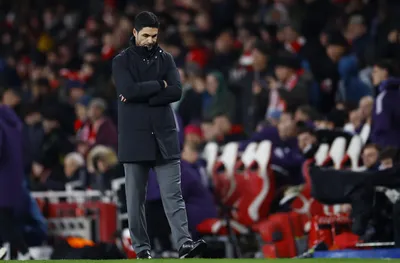 Джон Тери празнува с вино загубата на Арсенал