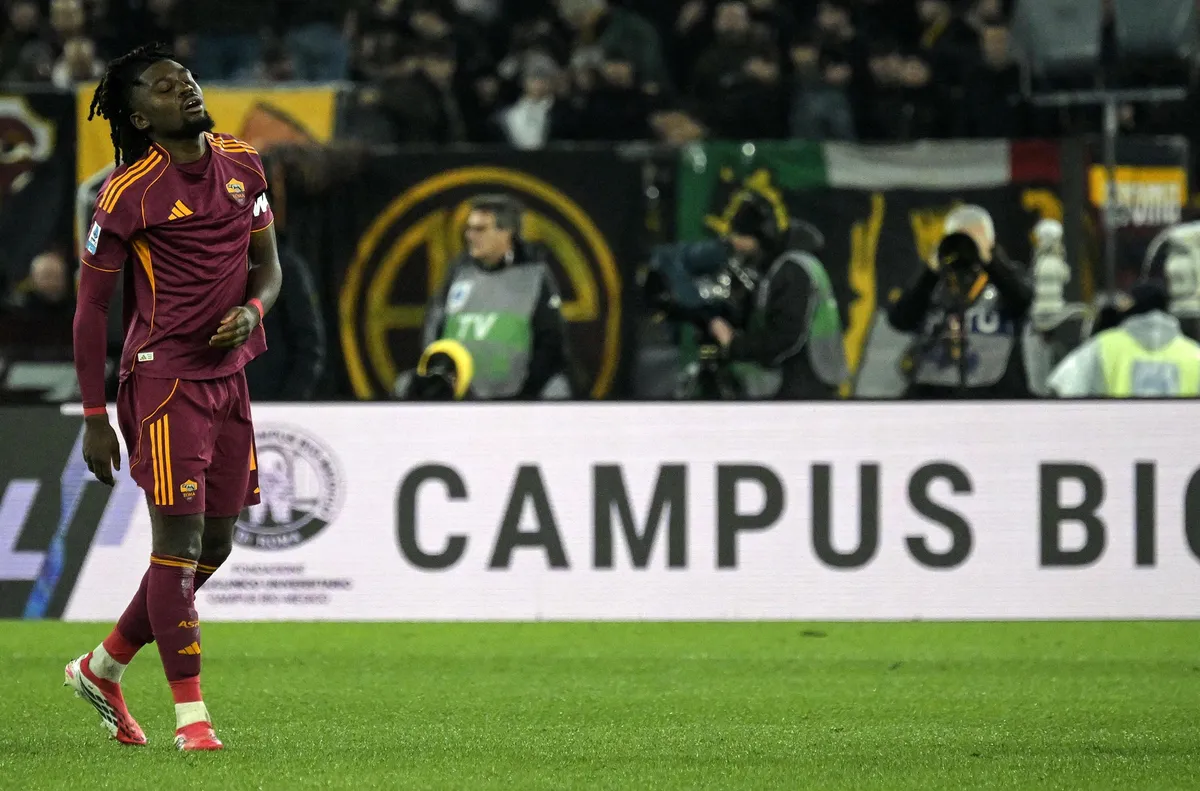 Звездата на Рома Ману Коне ще бъде извън игра за