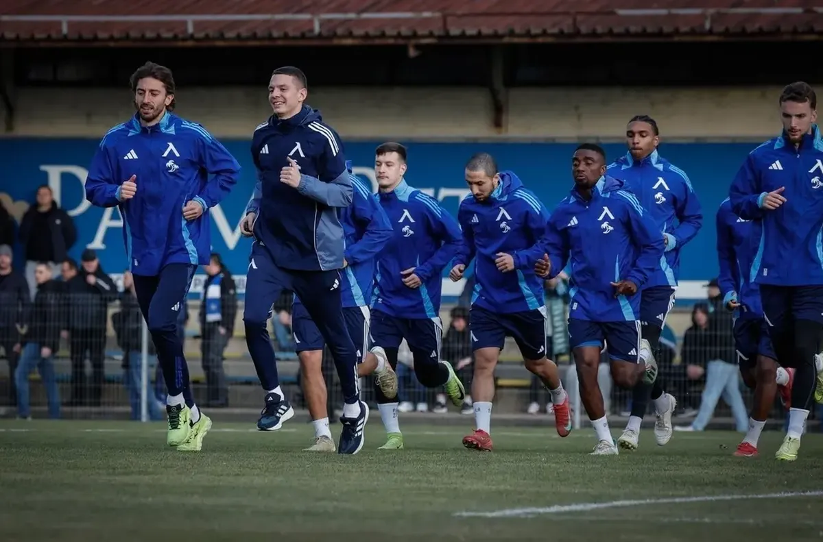 Сините от летището на терена Подготовката на Левски за втория