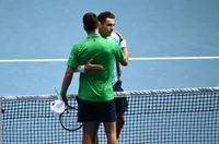 Травма на съперник спаси Джокович в Мелбърн