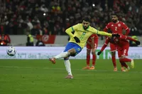 Лукас Пакета се завръща в Бразилия