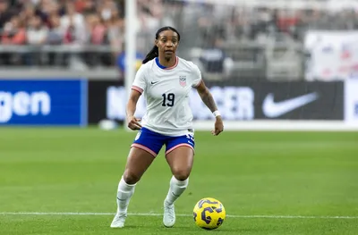 Олимпийска и световна шампионка спря с футбола