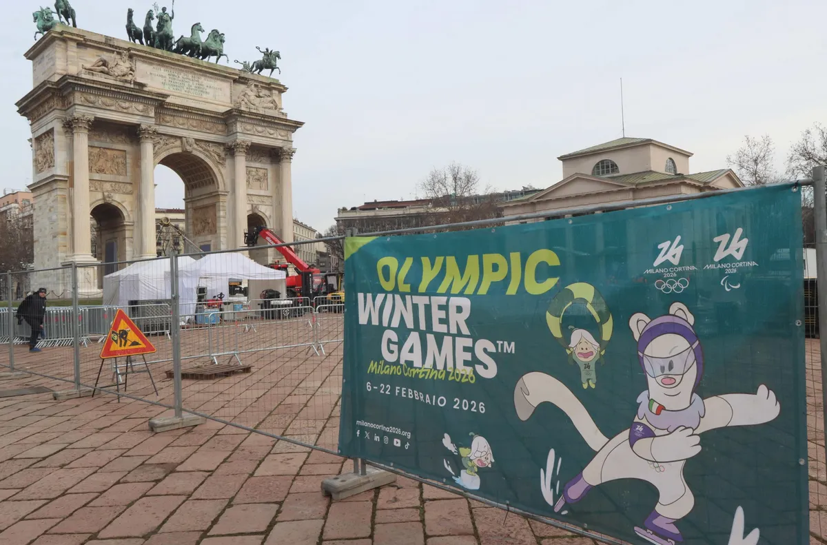 Във временен репетиционен комплекс до историческия стадион Сан Сиро в