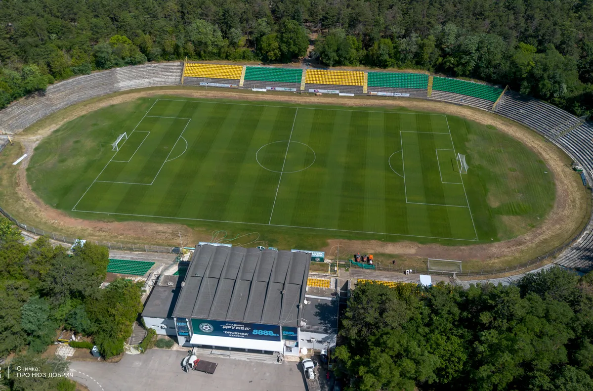 Проектът за изграждане на осветлението на стадион Дружба е в