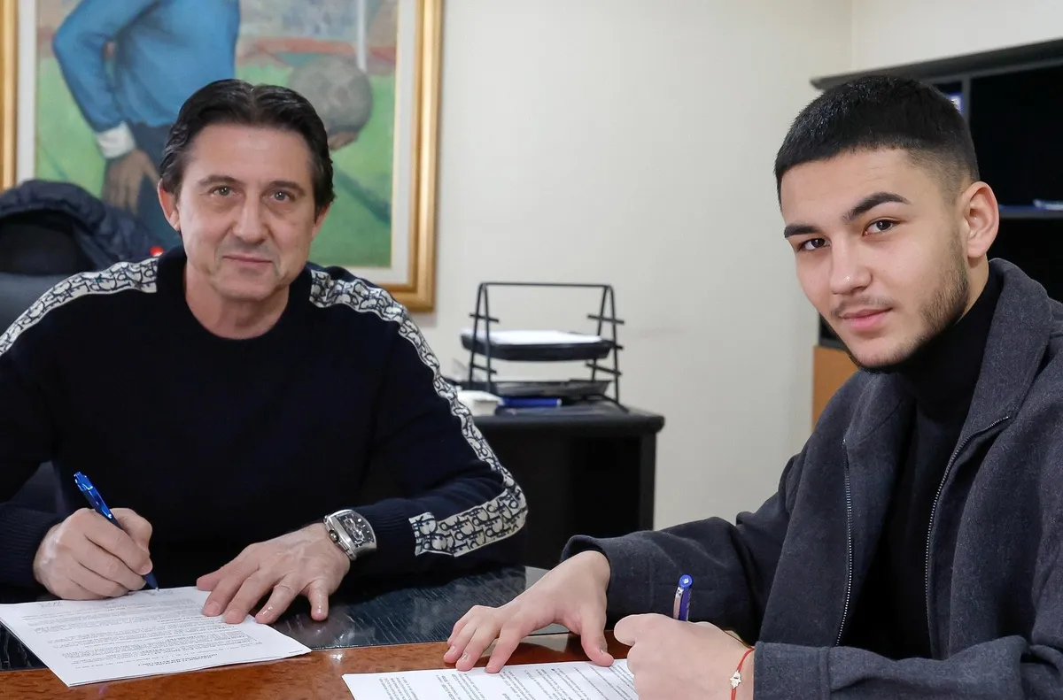 Юношата на Левски Ернан Ангелов подписа професионален договор с родния