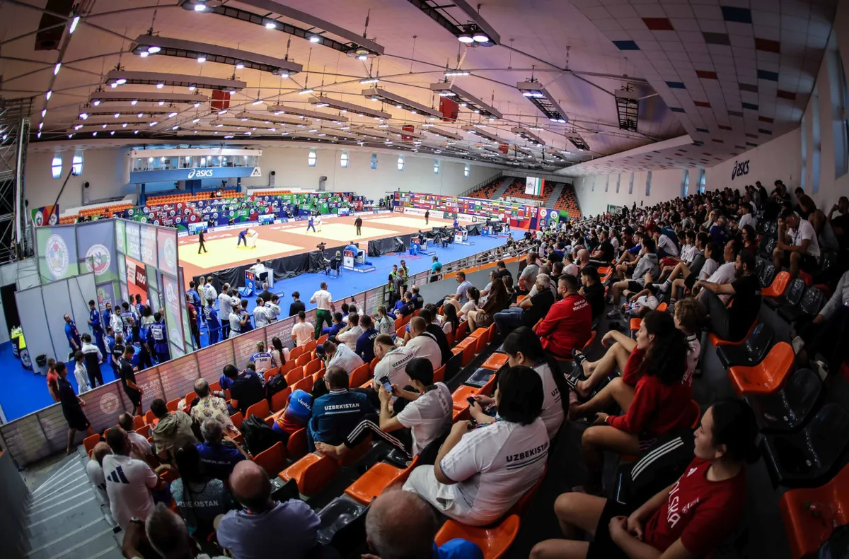 Стартираха първите схватки В зала Арена 8888 стартираха схватките от