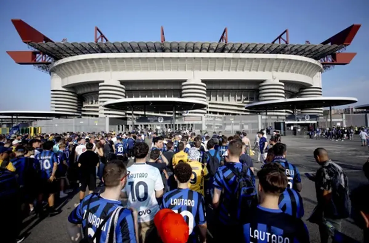 Легендарният стадион приема три срещи в този период Италианската футболна
