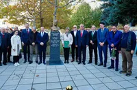 Множество спортни управници откриха паметник в Дупница