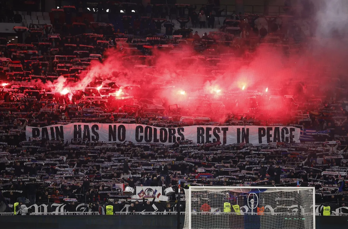 Десподов гледа впечатлен трибуните Феновете на ПАОК изпратиха по неповторим